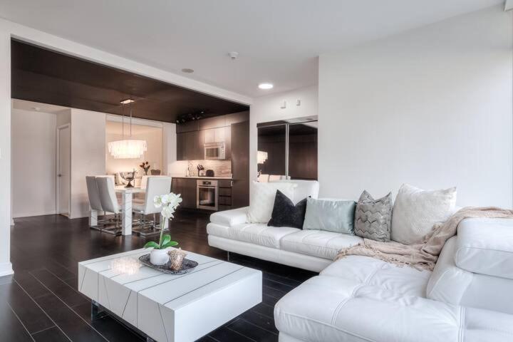 Downtown 4br Townhouse Near Rogers Centre With Parking * Toronto