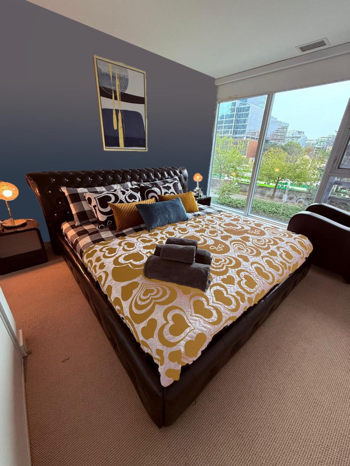 Downtown 4br Townhouse Near Rogers Centre With Parking *