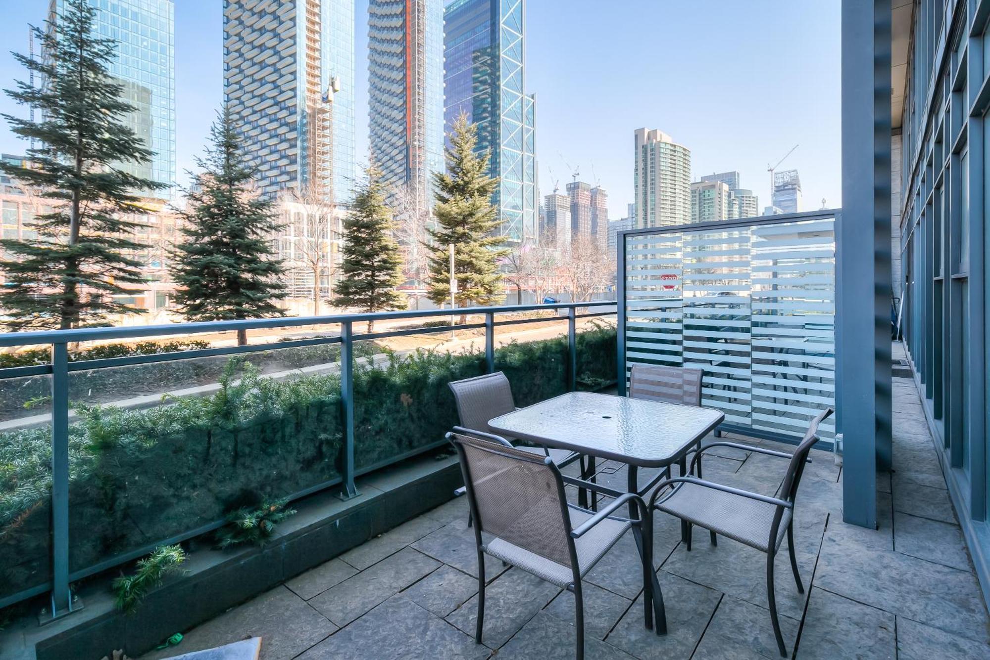 Downtown 4br Townhouse Near Rogers Centre With Parking Apartment