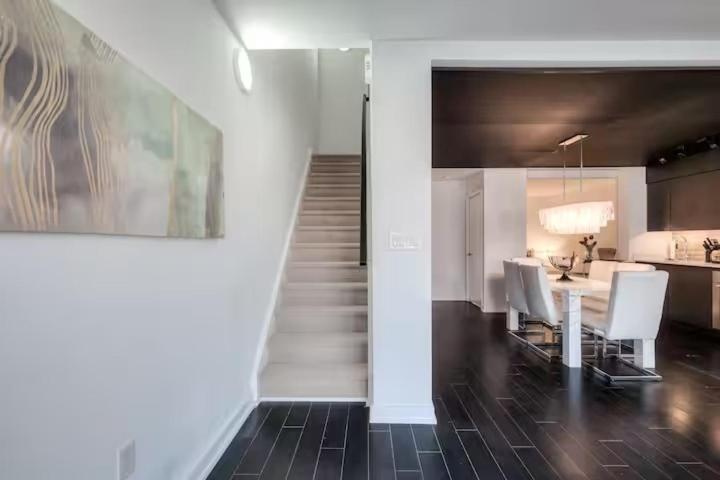 Downtown 4br Townhouse Near Rogers Centre With Parking Toronto