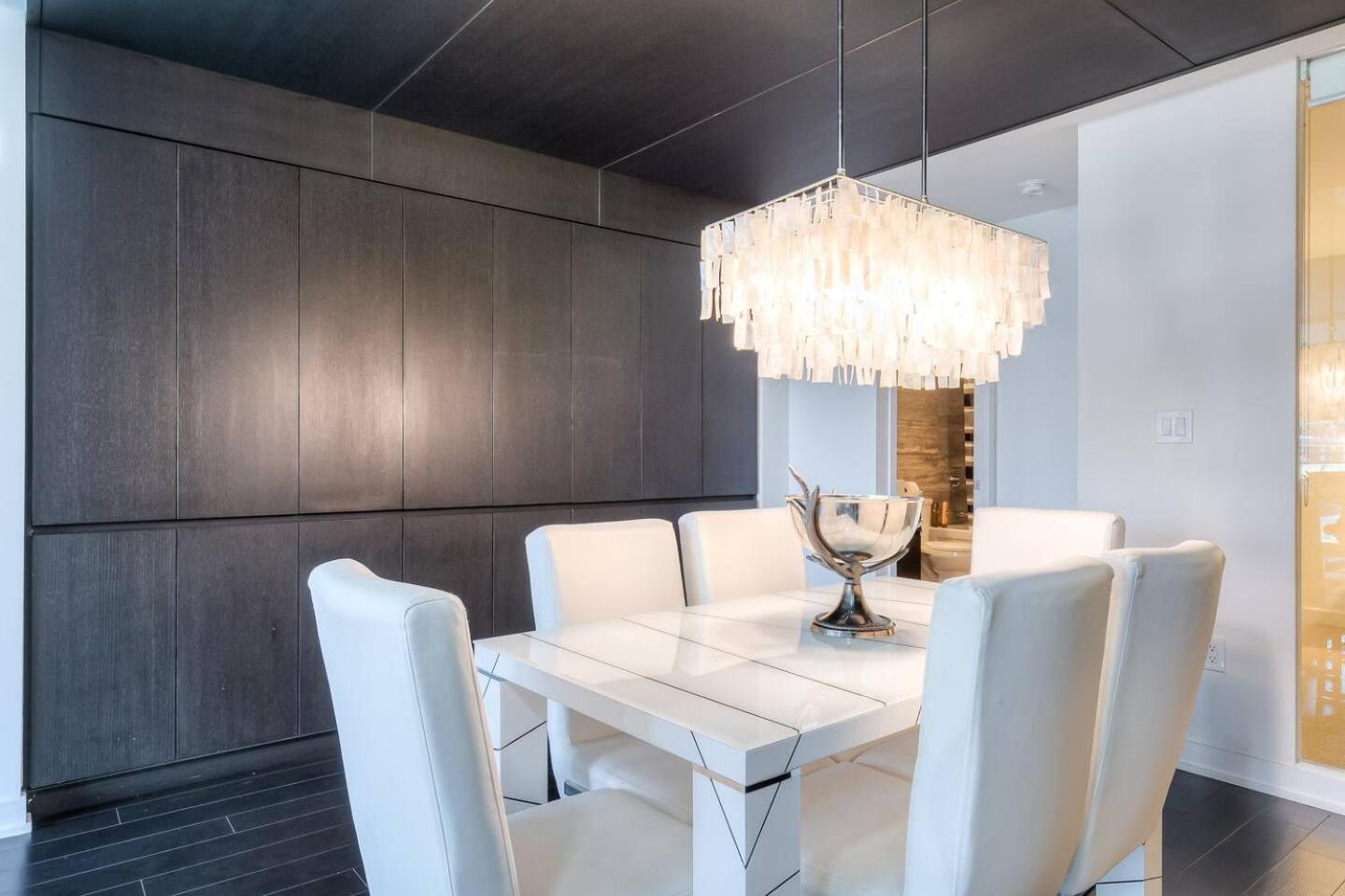 Downtown 4br Townhouse Near Rogers Centre With Parking