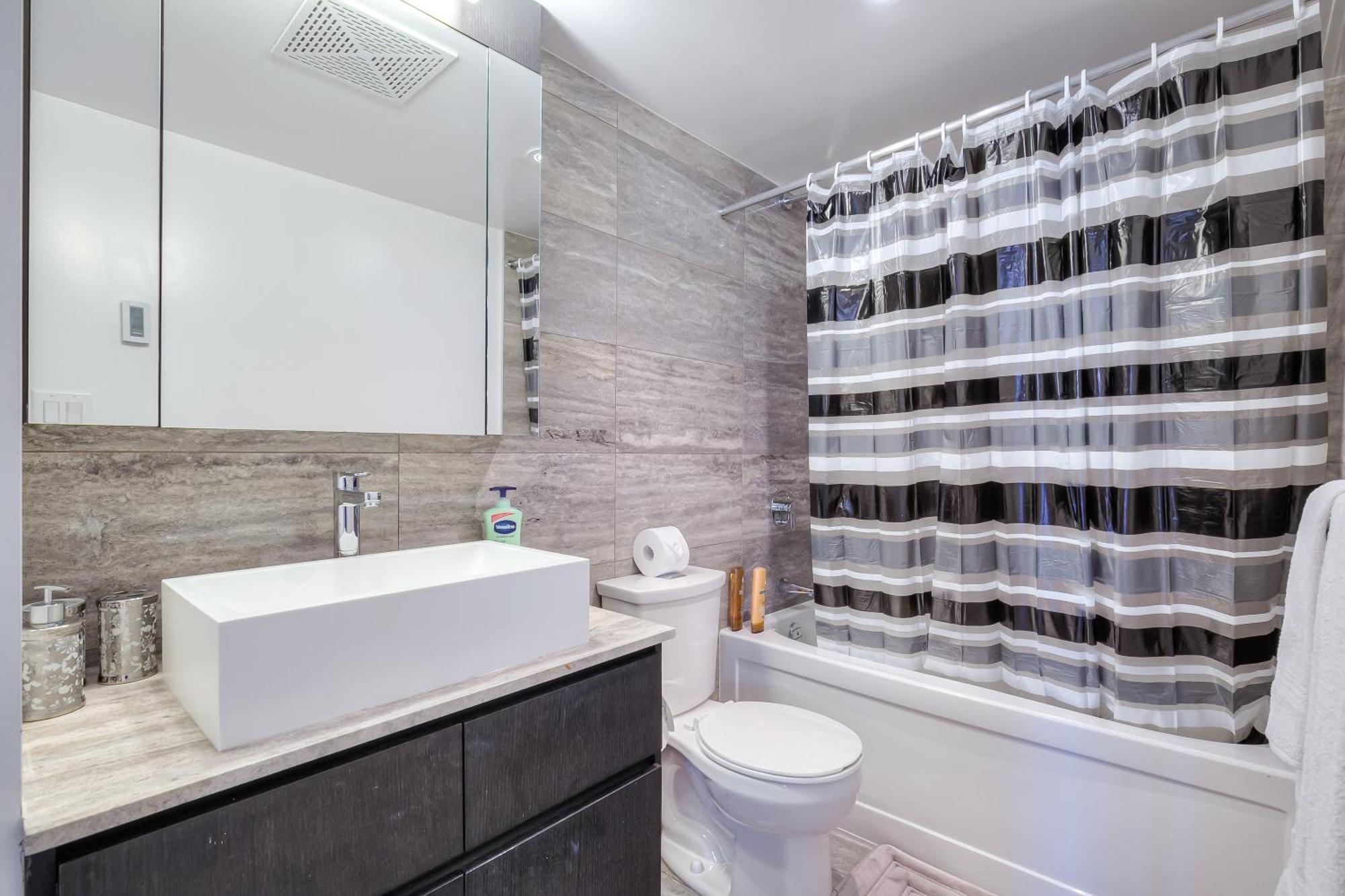 Downtown 4br Townhouse Near Rogers Centre With Parking Apartment